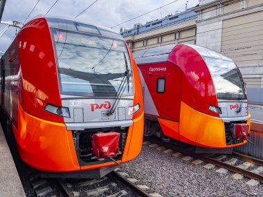 Saint-Petersburg, Rusya, 25 Temmuz 2021. Tren istasyonunun peronunda bölgesel tren.