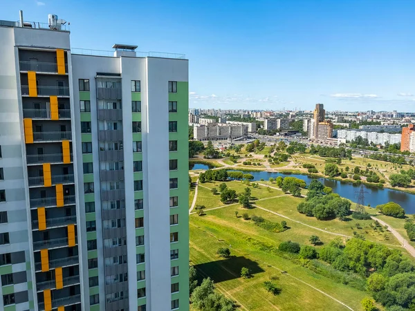 ロシアのサンクトペテルブルク 2021年7月27日 複数階建ての近代住宅 — ストック写真