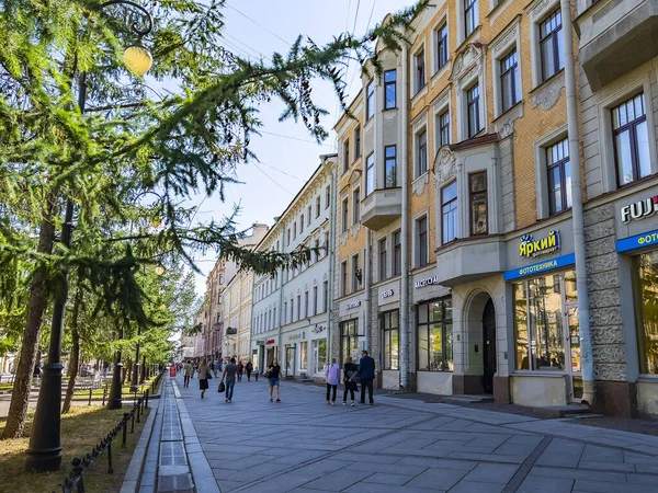 ロシアのサンクトペテルブルク 2021年7月23日 街の歴史的な部分でVasilievsky島の歩行者通りの眺め — ストック写真