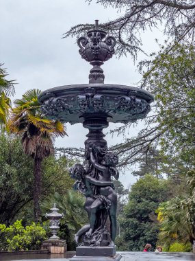 Sochi, Rusya, 12 Nisan 2021. Soçi botanik bahçesinde heykel dekoru