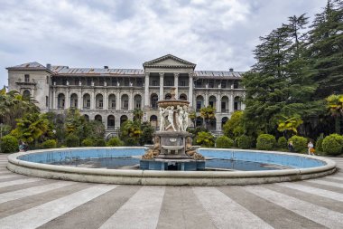 Sochi, Rusya, 13 Nisan 2021. Tarihi ve kültürel bir eser olan terk edilmiş Ordzhonikidze sanatoryumunun mimari topluluğu.