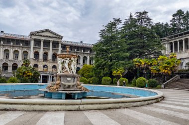 Sochi, Rusya, 13 Nisan 2021. Tarihi ve kültürel bir eser olan terk edilmiş Ordzhonikidze sanatoryumunun mimari topluluğu.