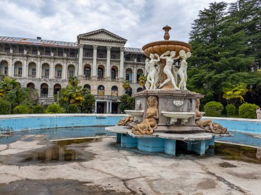 Sochi, Rusya, 13 Nisan 2021. Tarihi ve kültürel bir eser olan terk edilmiş Ordzhonikidze sanatoryumunun mimari topluluğu.