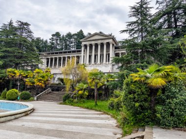 Sochi, Rusya, 13 Nisan 2021. Tarihi ve kültürel bir eser olan terk edilmiş Ordzhonikidze sanatoryumunun mimari topluluğu.