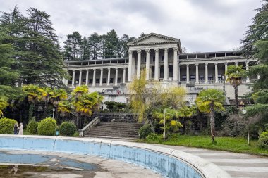 Sochi, Rusya, 13 Nisan 2021. Tarihi ve kültürel bir eser olan terk edilmiş Ordzhonikidze sanatoryumunun mimari topluluğu.