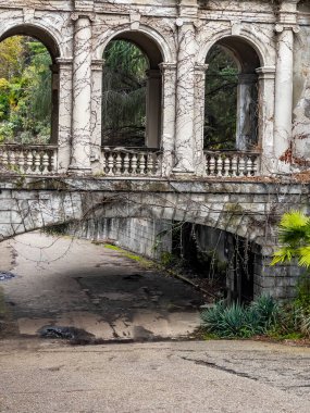 Sochi, Rusya, 13 Nisan 2021. Tarihi ve kültürel bir eser olan terk edilmiş Ordzhonikidze sanatoryumunun mimari topluluğu.