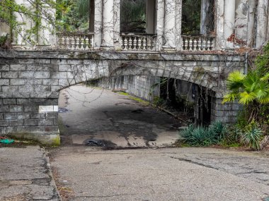 Sochi, Rusya, 13 Nisan 2021. Tarihi ve kültürel bir eser olan terk edilmiş Ordzhonikidze sanatoryumunun mimari topluluğu.