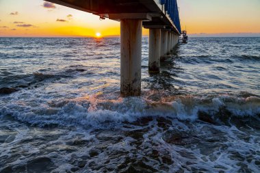Gün batımında ufuk çizgisi olan deniz manzarası. Doğa arkaplanı