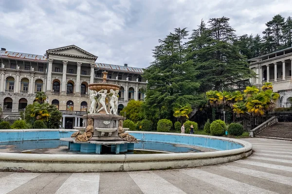 Sochi, Rusya, 13 Nisan 2021. Tarihi ve kültürel bir eser olan terk edilmiş Ordzhonikidze sanatoryumunun mimari topluluğu.