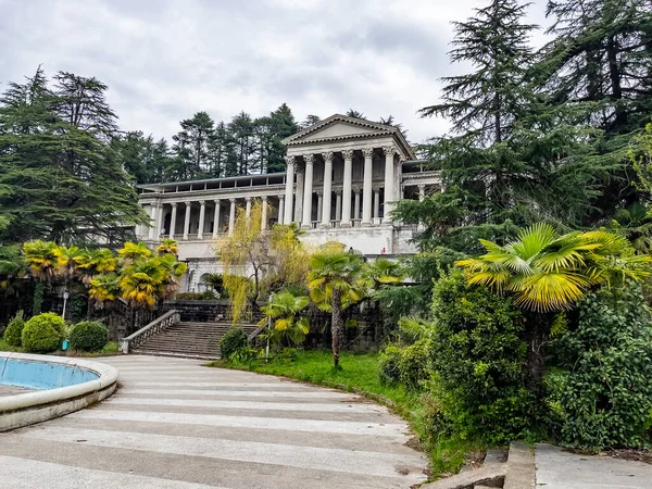 Sochi, Rusya, 13 Nisan 2021. Tarihi ve kültürel bir eser olan terk edilmiş Ordzhonikidze sanatoryumunun mimari topluluğu.