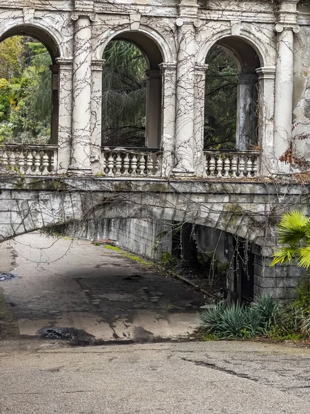 Sochi, Rusya, 13 Nisan 2021. Tarihi ve kültürel bir eser olan terk edilmiş Ordzhonikidze sanatoryumunun mimari topluluğu.