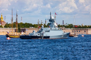 St. Petersburg, Rusya, 23 Temmuz 2021. Neva Nehri manzarası ve set. Savaş gemisi geçit törenini bekliyor.