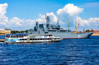 St. Petersburg, Rusya, 23 Temmuz 2021. Neva Nehri manzarası ve set. Savaş gemisi geçit törenini bekliyor.