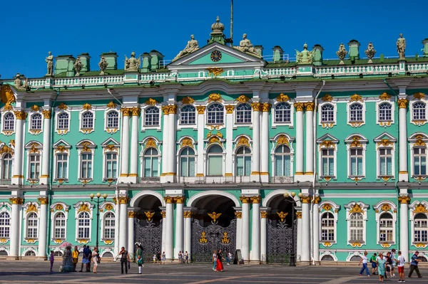 ロシアのサンクトペテルブルク 2021年7月23日 市内の主な観光スポットの1つは 国立エルミタージュ美術館 冬の宮殿の建物です ファサードの断片 — ストック写真