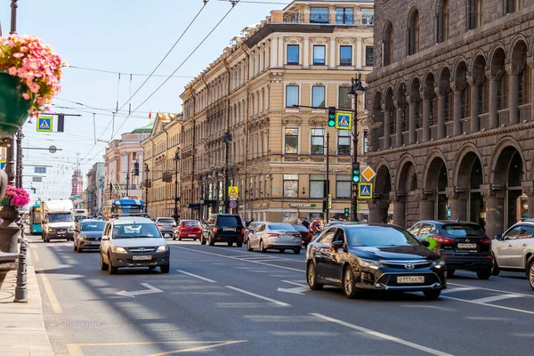 ロシアのサンクトペテルブルク 2021年7月27日 ネフスキーの見通しは街のメインストリートです — ストック写真