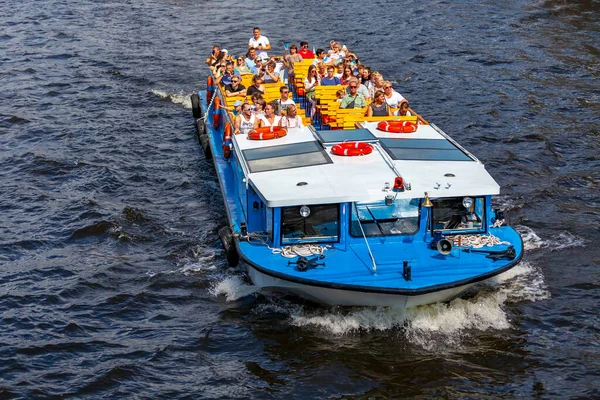 2021年7月27日 俄罗斯圣彼得堡 枫丹卡河及其风景如画的堤岸景观 游船启航了 — 图库照片