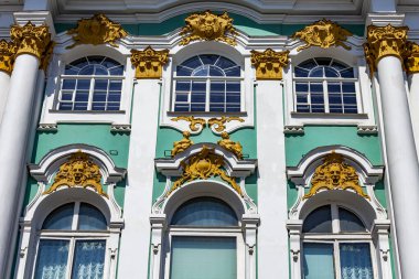 St. Petersburg, Rusya, 23 Temmuz 2021. Şehrin en önemli etkinliklerinden biri, Kış Sarayı 'ndaki State Hermitage Müzesi' nin inşasıdır. Cephe Parçası.