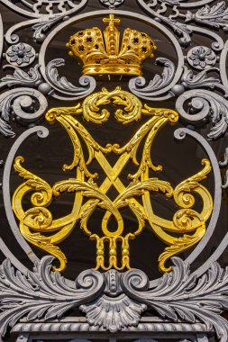 St. Petersburg, Rusya, 23 Temmuz 2021. Şehrin en önemli etkinliklerinden biri, Kış Sarayı 'ndaki State Hermitage Müzesi' nin inşasıdır. Becerikli açılış çiti parçası