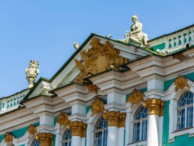 St. Petersburg, Rusya, 23 Temmuz 2021. Şehrin en önemli etkinliklerinden biri, Kış Sarayı 'ndaki State Hermitage Müzesi' nin inşasıdır. Cephe Parçası.