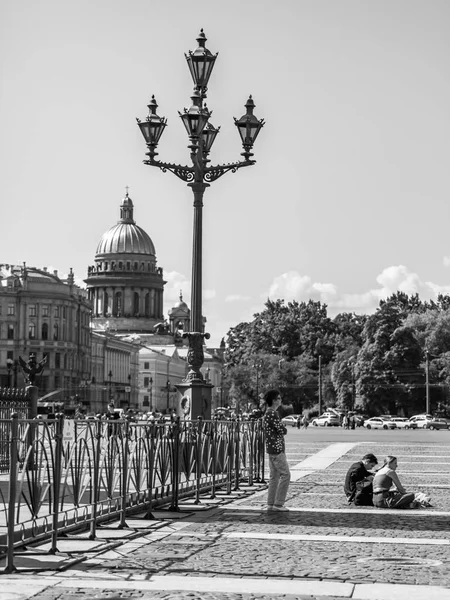 ロシアのサンクトペテルブルク 2021年7月27日 Dvortsovaya広場の美しい街灯 — ストック写真
