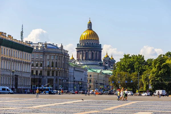 St. Petersburg, Rusya, 23 Temmuz 2021. Şehrin tarihi bölgesindeki cadde manzarası. 
