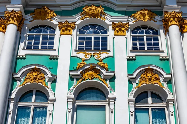 St. Petersburg, Rusya, 23 Temmuz 2021. Şehrin en önemli etkinliklerinden biri, Kış Sarayı 'ndaki State Hermitage Müzesi' nin inşasıdır. Cephe Parçası.