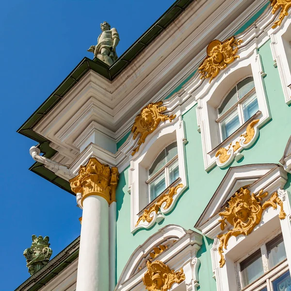 St. Petersburg, Rusya, 23 Temmuz 2021. Şehrin en önemli etkinliklerinden biri, Kış Sarayı 'ndaki State Hermitage Müzesi' nin inşasıdır. Cephe Parçası.