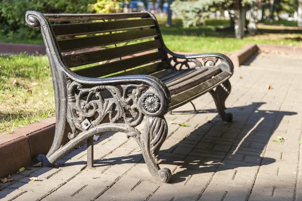 Old bench in city public park — Stock Photo, Image