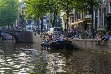 Amsterdam, Hollanda, üzerinde 10 Temmuz 2014. kanal kıyısında eski binalar ile tipik bir kentsel görünümü