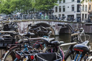 Amsterdam, Hollanda, üzerinde 10 Temmuz 2014. kanal kıyısında eski binalar ile tipik bir kentsel görünümü