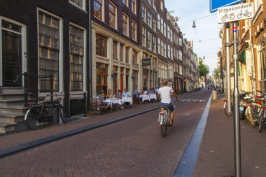 Amsterdam, Hollanda, üzerinde 10 Temmuz 2014. kanal kıyısında eski binalar ile tipik bir kentsel görünümü