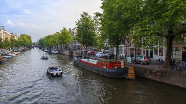 Amsterdam, Hollanda, üzerinde 10 Temmuz 2014. kanal kıyısında eski binalar ile tipik bir kentsel görünümü