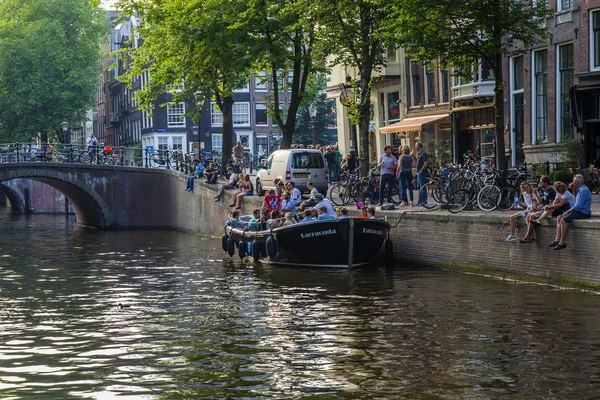 Amsterdam, Netherlands, on July 10, 2014. A typical urban view with old buildings on the bank of the channel — Stock Photo, Image