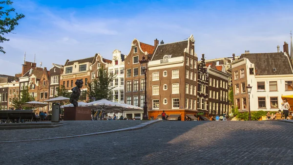 Amsterdam, Nederland, op 10 juli 2014. typisch stedelijke weergave met oude gebouwen aan de oever van het kanaal — Stockfoto