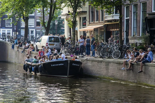 Amsterdam, Nederländerna, den 10 juli 2014. typiska urban Visa med gamla byggnader på packa ihop av kanalen — Stockfoto