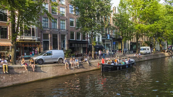 Amsterdam, Netherlands, on July 10, 2014. Typical urban view with old buildings on the bank of the channel — Stock Photo, Image