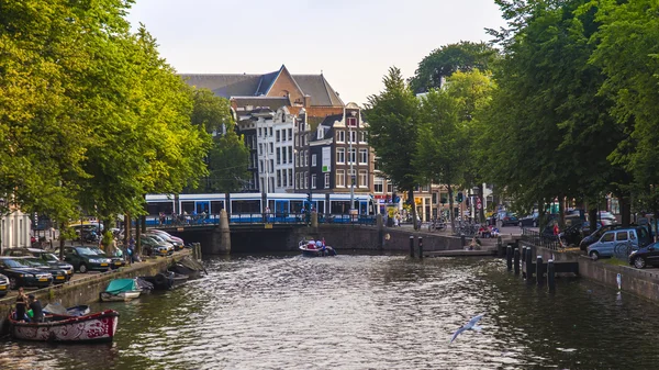 Amsterdam, Nederland, op 10 juli 2014. typisch stedelijke weergave met oude gebouwen aan de oever van het kanaal — Stockfoto