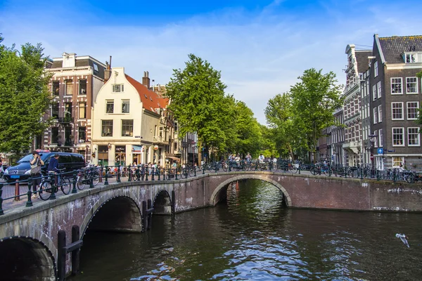 Amsterdam, Hollanda, üzerinde 10 Temmuz 2014. kanal kıyısında eski binalar ile tipik bir kentsel görünümü — Stok fotoğraf