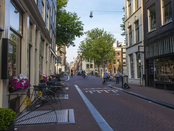 Amsterdam, Nederländerna, den 10 juli 2014. en typisk urban vy med gamla byggnader på packa ihop av kanalen — Stockfoto