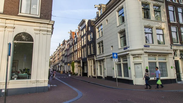 Amsterdam, Nederland, op 10 juli 2014. een typisch stedelijke weergave met oude gebouwen aan de oever van het kanaal — Stockfoto