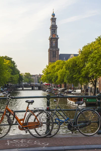 Amsterdam, Netherlands, on July 10, 2014. A typical urban view with old buildings on the bank of the channel — Stock Photo, Image