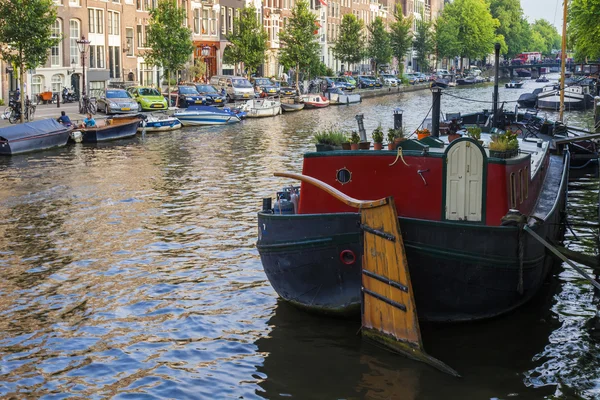Amsterdam, Nizozemsko, na 10 července 2014. typický městský pohled — Stock fotografie