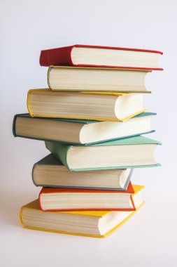 vintage yığını içinde çok renkli kapakları kitaplar