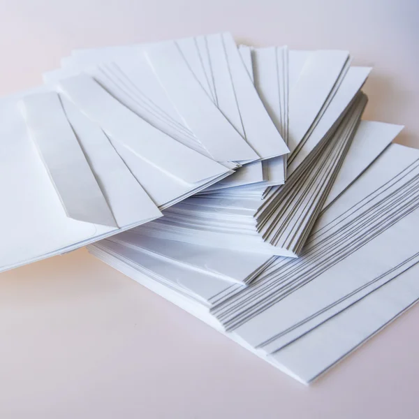 Pilha de envelopes de correio brancos em uma mesa — Fotografia de Stock