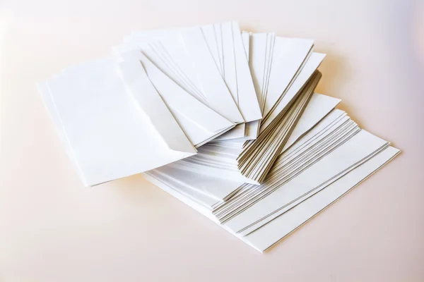 Pilha de envelopes de correio brancos em uma mesa — Fotografia de Stock