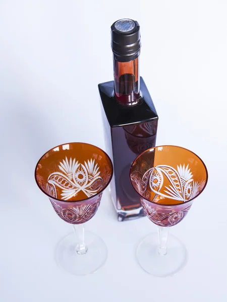 Copas rojas vintage para vino y una botella con vino — Foto de Stock