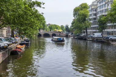 Amsterdam, Hollanda, üzerinde 10 Temmuz 2014. kanal kıyısında eski binalar ile tipik kentsel görünümü