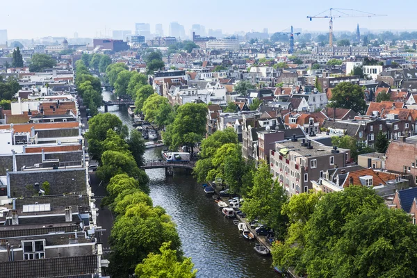 Amsterdam, Pays-Bas, le 10 juillet 2014. Une vue de la ville depuis une plate-forme d'enquête de Westerkerk — Photo