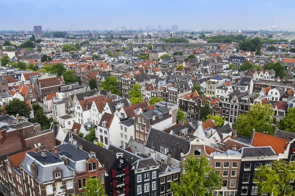 Amsterdam, Pays-Bas, le 10 juillet 2014. Une vue de la ville depuis une plate-forme d'enquête de Westerkerk — Photo