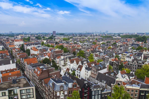 Amsterdam, Pays-Bas, le 10 juillet 2014. Une vue de la ville depuis une plate-forme d'enquête de Westerkerk — Photo